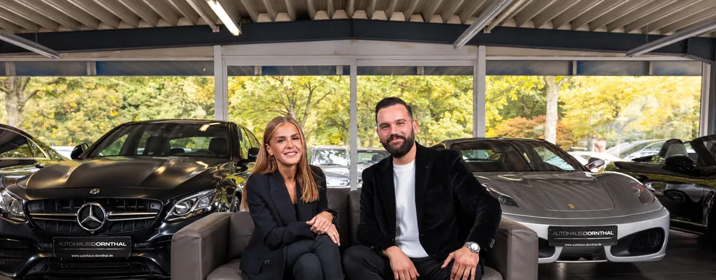 Büsra und Oguzhan Dogan im Autohaus Dornthal
